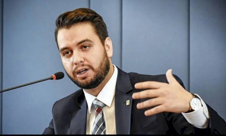 PF prende Filipe Martins, ex-assessor de Bolsonaro, após ordem de Moraes