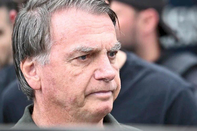 Médico diz que Bolsonaro sofreu 'traumatismo leve' na cabeça e que ele passará por avaliação clínica