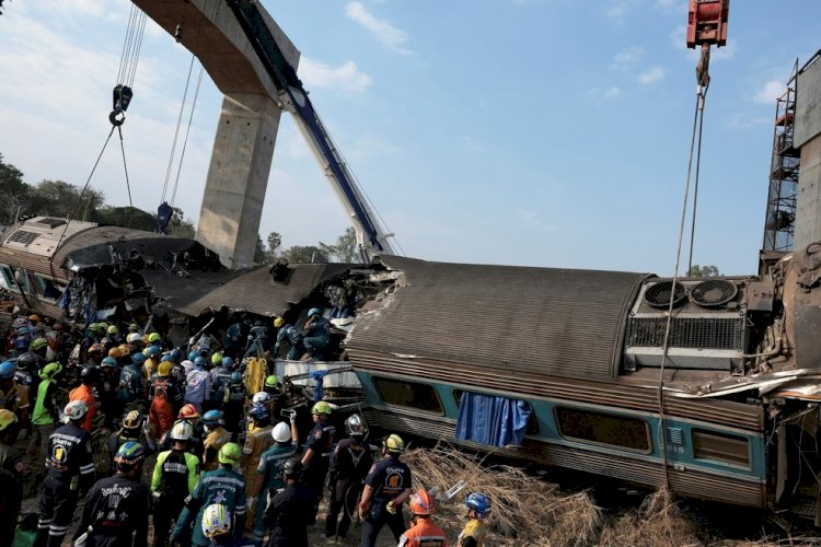 Guindaste cai sobre trem em movimento na Tailândia e mata 28