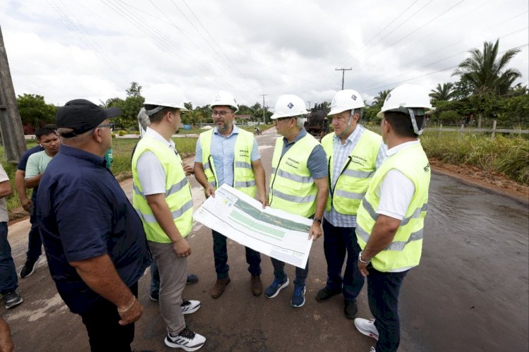 Governador Wilson Lima vistoria obras da estrada do Membeca e inaugura iluminação de LED em Caapiranga