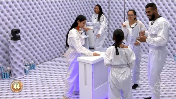 Quarto Branco do BBB 26: Livia aperta o botão vermelho em troca de R$ 50 mil