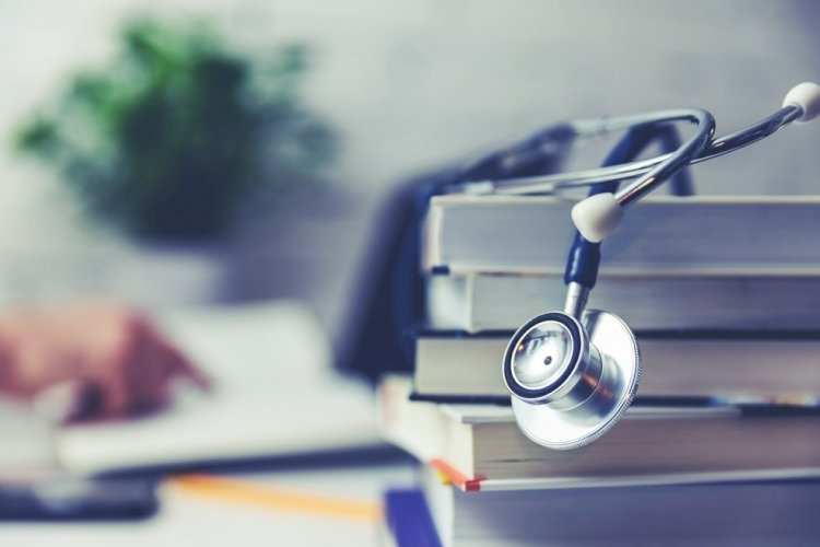 Cerca de 30% dos cursos de Medicina vão ser punidos após avaliação ruim no Enamed