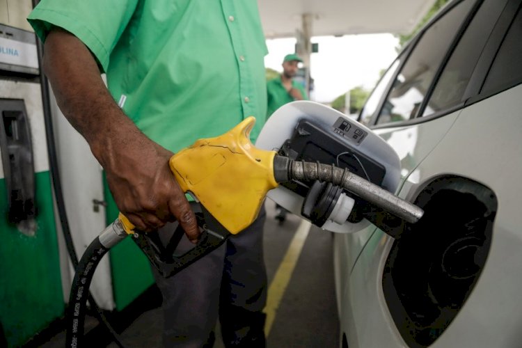 Petrobras reduz preço da gasolina na refinaria em 5,2%