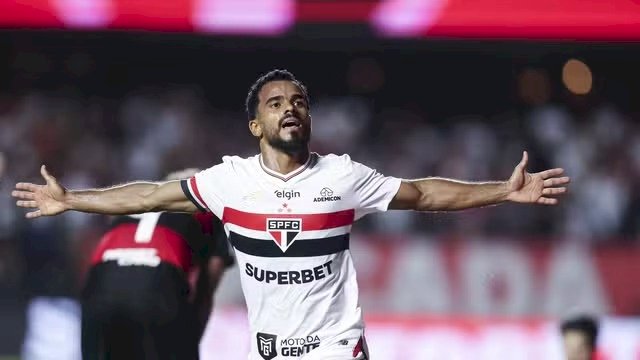 Na abertura do campeonato brasileiro, São Paulo vira sobre o Flamengo e inicia com vitória no Morumbis