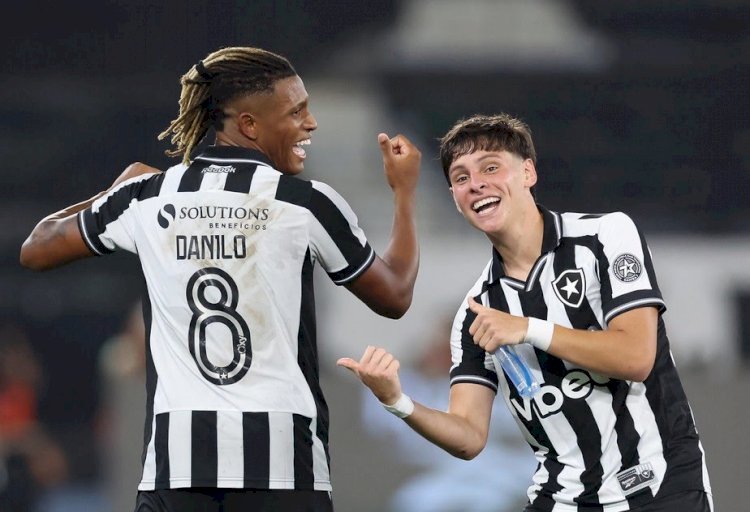 Botafogo goleia o Cruzeiro com show de Danilo e Montoro no Nilton Santos e lidera o campeonato brasileiro
