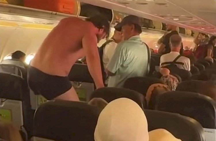 Passageiro tira a roupa, chama comissários para briga e ameaça pular do avião