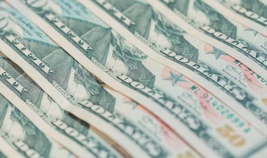 Dólar cai a R$ 5,17, menor valor desde maio de 2024, após derrubada de tarifas; Bolsa sobe