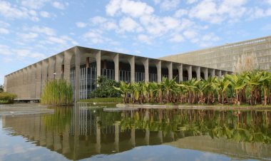 Brasil condena ataques de Israel e EUA contra Irã e pede 'máxima contenção'