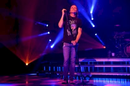 Morre Brad Arnold, vocalista do 3 Doors Down, aos 47 anos