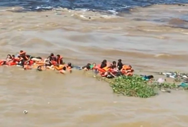 Lancha naufraga no Encontro das Águas, em Manaus.