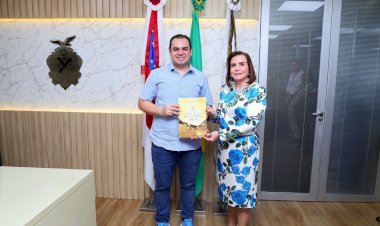 Presidente Roberto Cidade recebe da conselheira Yara Lins o relatório de prestação de contas do TCE-AM