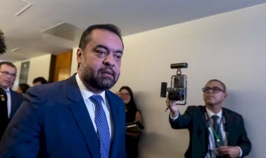 Cláudio Castro renuncia ao governo do Rio na véspera de julgamento no TSE, e desembargador assume o cargo