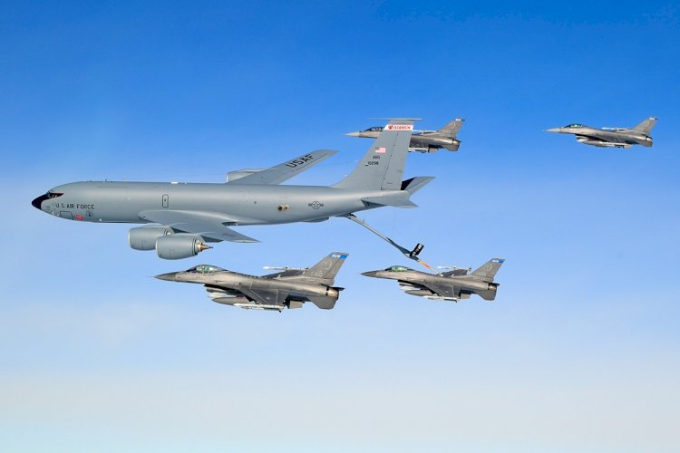 Avião de reabastecimento dos EUA cai no espaço aéreo do Iraque; seis militares estavam a bordo, diz TV