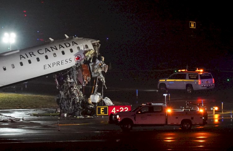 Pilotos morrem após avião colidir com veículo em aeroporto de Nova York