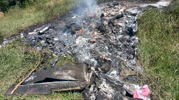 Avião de pequeno porte cai e mata dois homens no RJ