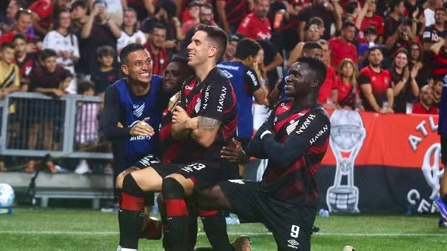 Em jogo atrasado da 5ª rodada do Brasileiro, Atlético (PR) goleia o Botafogo e assume vice-liderança do campeonato