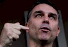 Flávio Bolsonaro reage ao vazamento de seu plano de governo que prevê congelar aposentadorias