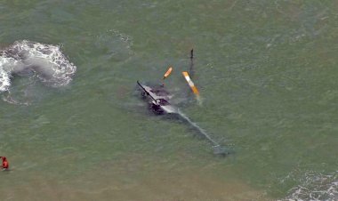 Helicóptero faz pouso forçado no mar da Praia da Barra da Tijuca, Rio