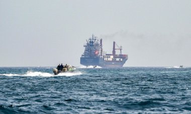 Navios de guerra dos EUA cruzam o Estreito de Ormuz enquanto negociações ocorrem com o Irã no Paquistão, diz mídia americana