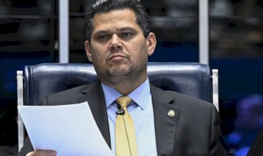 Alcolumbre faz manobra para reduzir pena de Bolsonaro sem beneficiar condenados por crimes hediondos