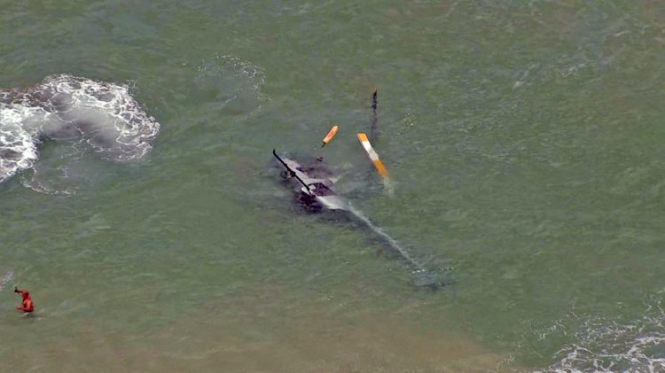 Helicóptero faz pouso forçado no mar da Praia da Barra da Tijuca, Rio