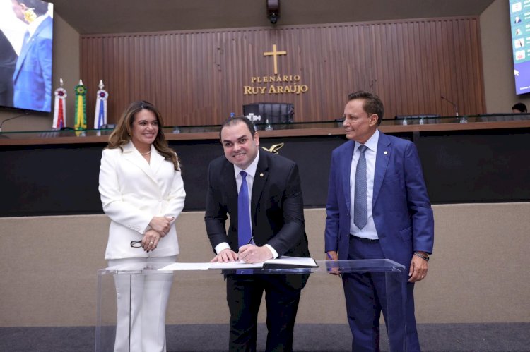 Legislativo Estadual conduz transição e Roberto Cidade assume interinamente o Governo do Amazonas