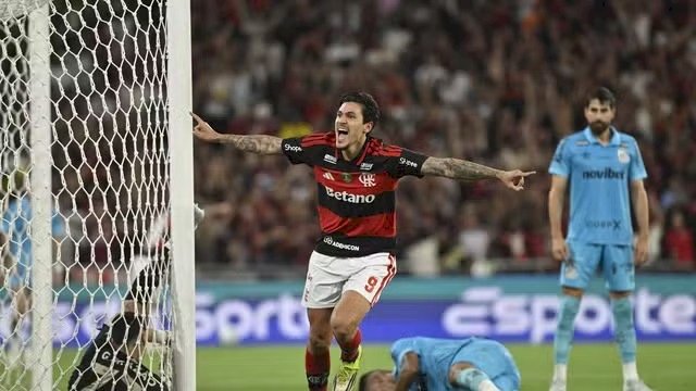 Pela 10ª rodada do Brasileiro série A, Flamengo vira sobre o Santos no Maracanã e volta a vencer no Brasileirão.