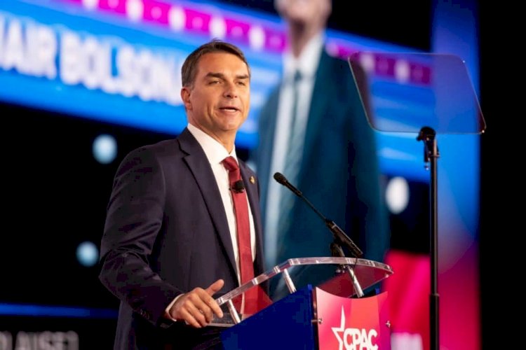 Flávio Bolsonaro é denunciado à PGR por entrega de relatório a Trump: 'Espião dos EUA'