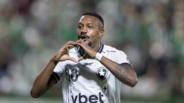 Pela 12ª rodada do Brasileiro série A, Botafogo goleia na Arena Condá e mantém a Chapecoense na zona de rebaixamento