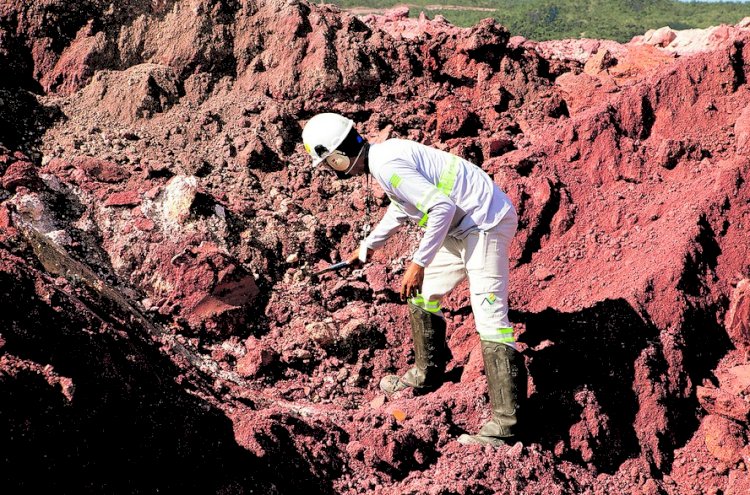 Com venda de mineradora, Brasil fica no centro da disputa por terras-raras entre EUA e China. Entenda