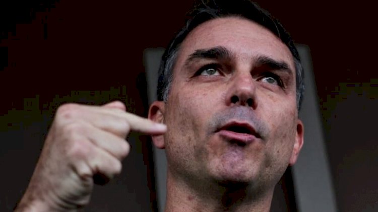 Flávio Bolsonaro reage ao vazamento de seu plano de governo que prevê congelar aposentadorias
