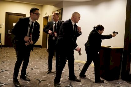 Agente Secreto é baleado durante jantar em que Trump foi retirado