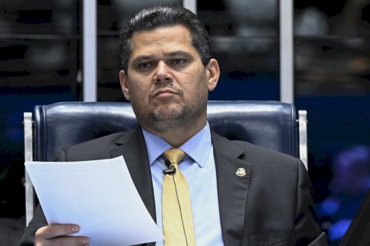 Alcolumbre faz manobra para reduzir pena de Bolsonaro sem beneficiar condenados por crimes hediondos