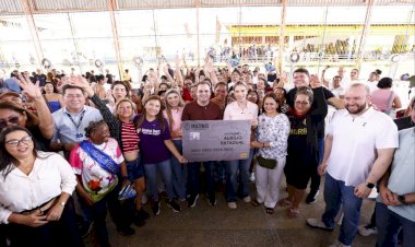 Na véspera do Dia das Mães, governador Roberto Cidade entrega 983 cartões do Auxílio Estadual para mulheres da capital