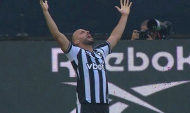 Pela 16ª rodada do Brasileiro série A. Com três de Arthur Cabral, Botafogo vence Corinthians, que termina rodada no Z4 do Brasileirão.