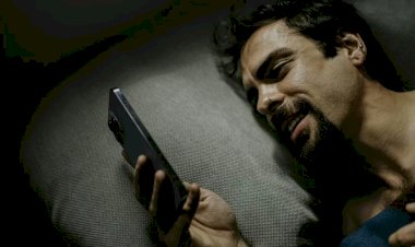 Médica do sono explica por que faz mal mexer no celular logo ao acordar