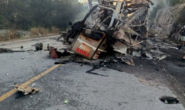 Acidente na BR-251: ônibus e carreta pegam fogo e deixam mortos em MG
