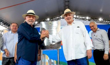 Vice-governador Serafim Corrêa acompanha entrega de moradias durante visita do presidente Lula a Manaus
