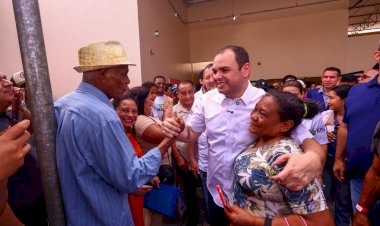 Governador Roberto Cidade entrega 870 cartões do Auxílio Estadual durante Governo Presente e amplia acesso a serviços essenciais na zona norte de Manaus