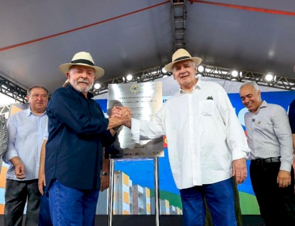 Vice-governador Serafim Corrêa acompanha entrega de moradias durante visita do presidente Lula a Manaus