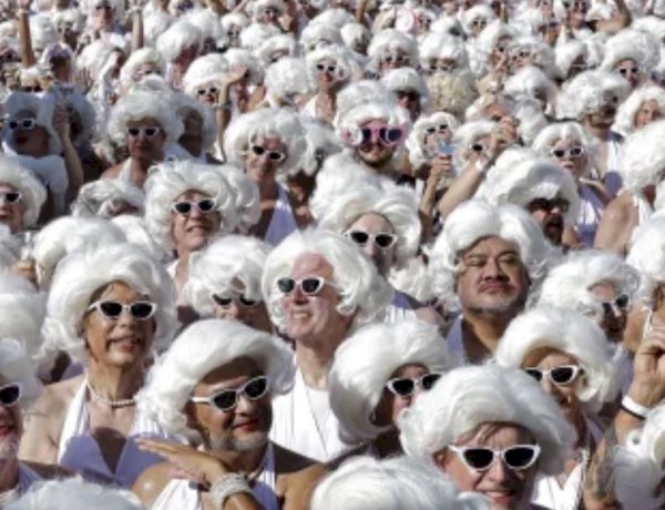Mais de mil fãs se vestem como Marilyn Monroe para quebrar recorde mundial