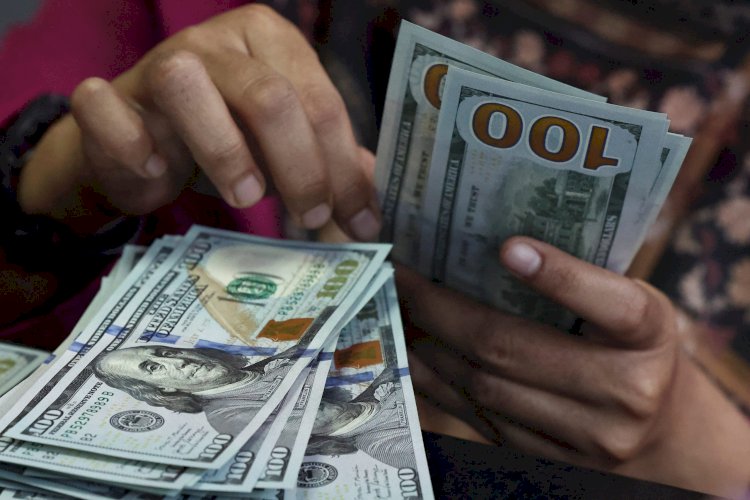 Dólar fecha em queda no Brasil, a R$ 4,95, com exterior favorável e mercado avaliando Copom