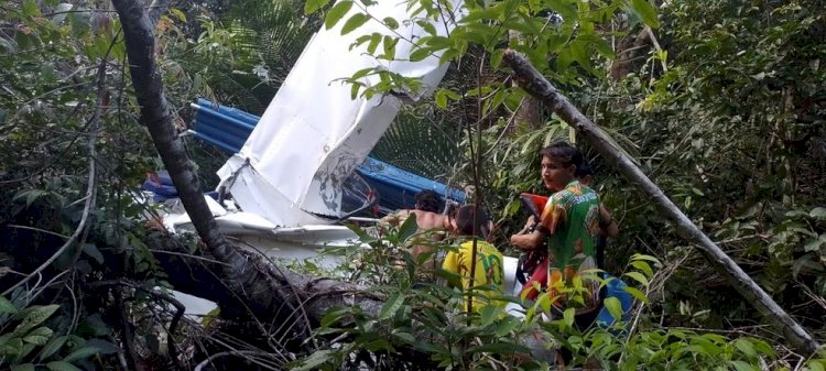 Avião de pequeno porte faz pouso de emergência e mobiliza resgate em comunidade ribeirinha, em Santarém