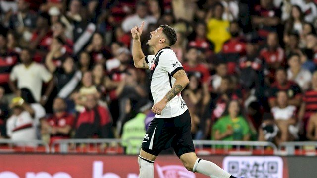Pela 14ª rodada do Brasileiro série A. Vasco marca no último minuto e empata com o Flamengo pelo Campeonato Brasileiro