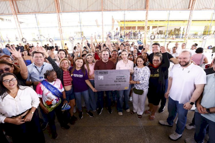 Na véspera do Dia das Mães, governador Roberto Cidade entrega 983 cartões do Auxílio Estadual para mulheres da capital
