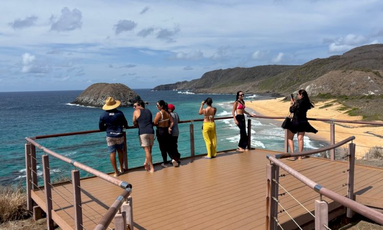 Turistas e 'clandestinos' fazem Noronha superar limites e ameaçam serviços