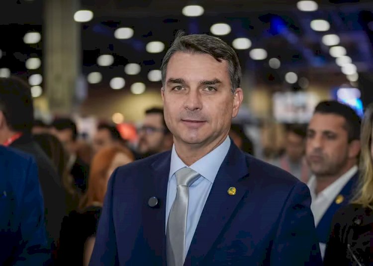 Flávio admite reunião com Vorcaro, quando banqueiro estava com tornozeleira eletrônica, 'para botar ponto final na questão' de filme
