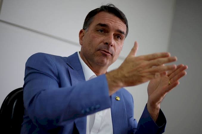 Risco de fuga: PF é acionada para apreender passaporte de Flávio Bolsonaro, que planeja viagem aos EUA