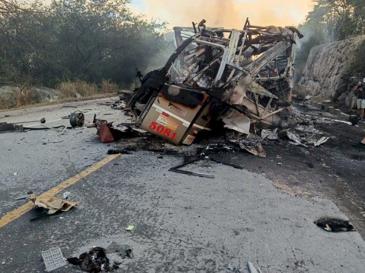 Acidente na BR-251: ônibus e carreta pegam fogo e deixam mortos em MG