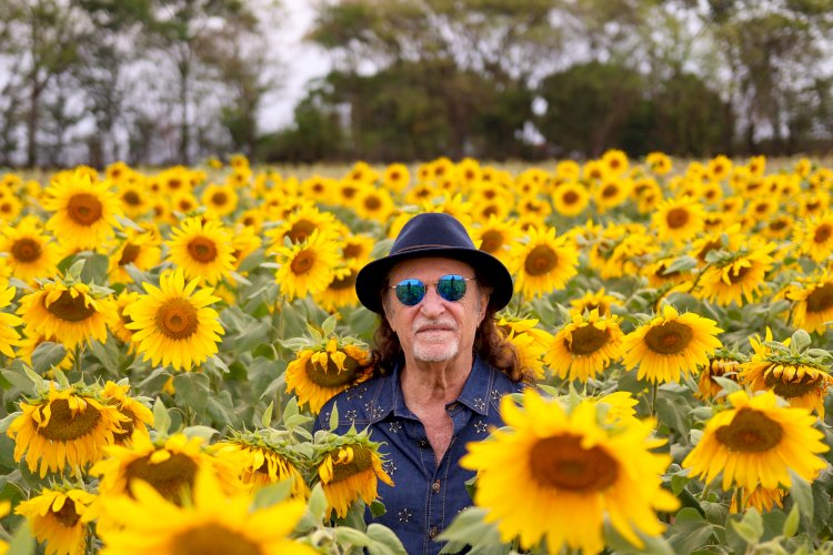 Alceu Valença lança single duplo da turnê '80 Girassóis'